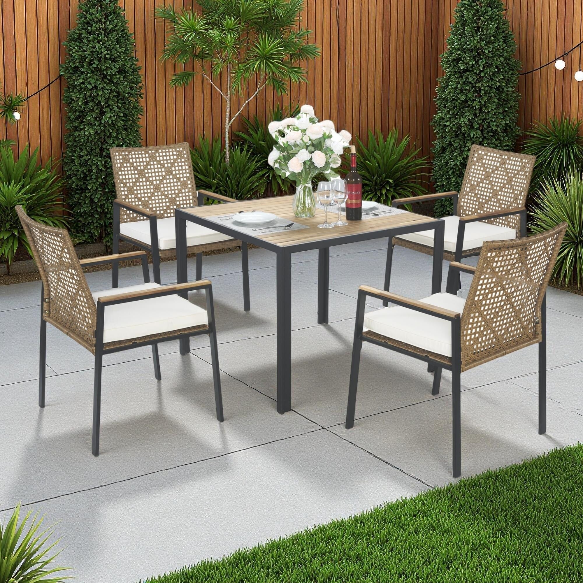 Ensemble de salle à manger d'extérieur en rotin 5 pièces avec chaises empilables, plateau de table en bois d'acacia de 35 po avec trou pour parasol