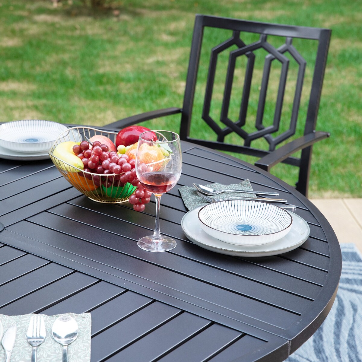 Ensemble de salle à manger d'extérieur 7 pièces MAISON ARTS pour 6 personnes, grande table ronde avec trou pour parasol et chaises empilables en métal