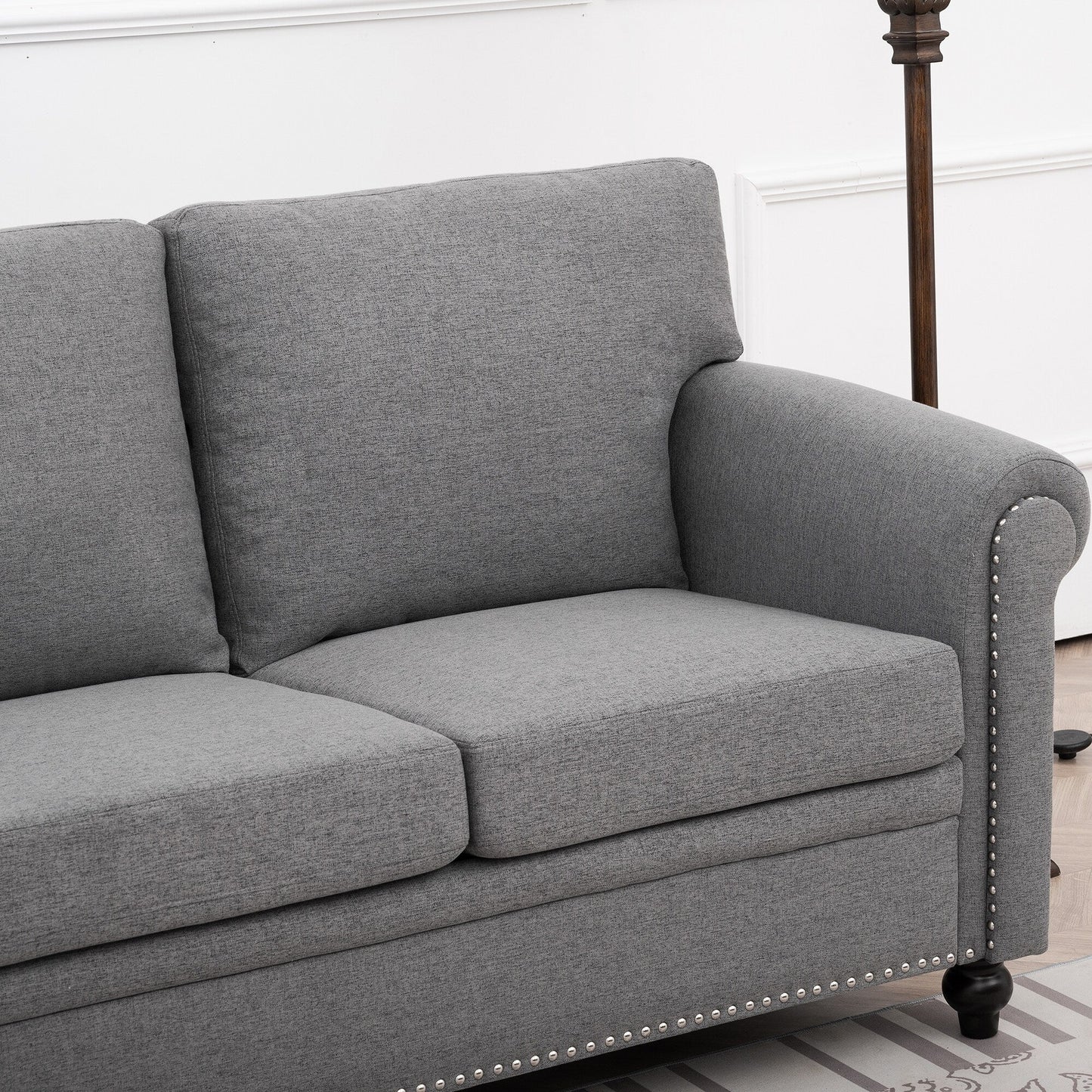 Canapé 3 places en tissu à accoudoirs enroulables, assise à ressorts ensachés, dossier en mousse PP et structure en bois massif (83,86 €)
