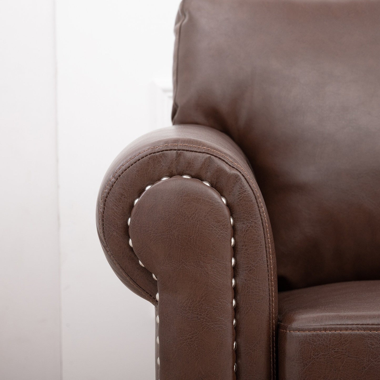 Canapé 3 places en tissu à accoudoirs enroulables, assise à ressorts ensachés, dossier en mousse PP et structure en bois massif (83,86 €)