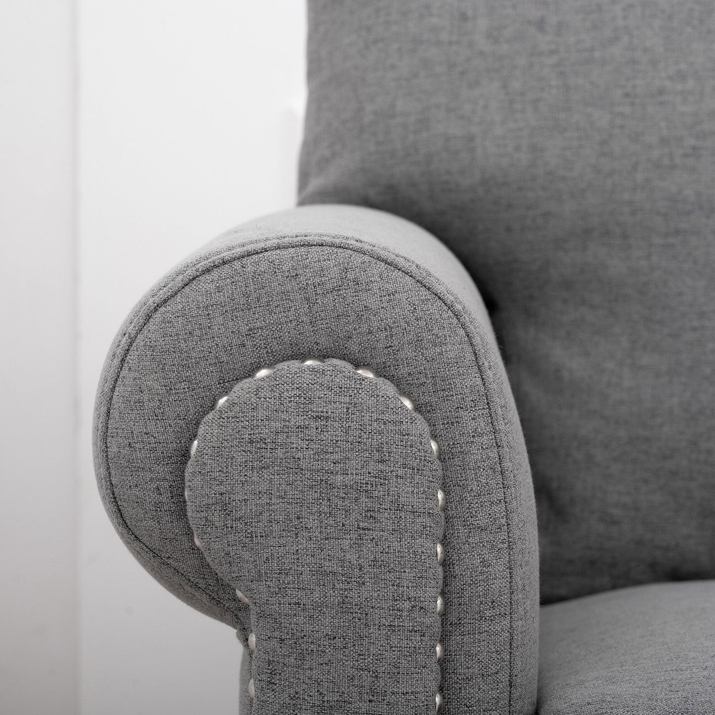 Canapé 3 places en tissu à accoudoirs enroulables, assise à ressorts ensachés, dossier en mousse PP et structure en bois massif (83,86 €)