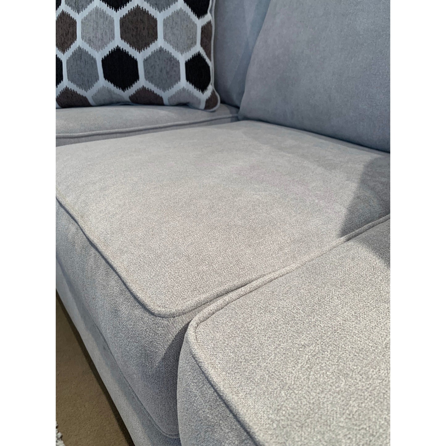 Canapé à dossier coussiné en tissu Camero de Roundhill Furniture