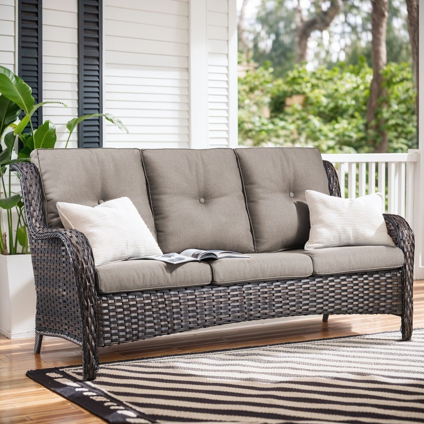 Ensemble de mobilier d'extérieur Gymojoy 4 pièces, 2 fauteuils pivotants, un canapé 3 places et une table avec foyer de 55 000 BTU
