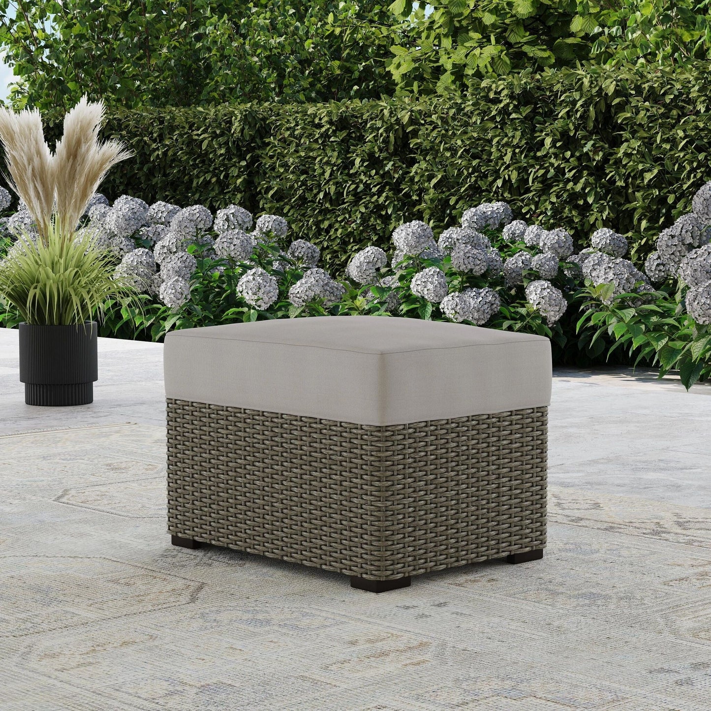 Ensemble de 4 fauteuils et poufs d'extérieur Boca Raton de Homestyles avec coussins