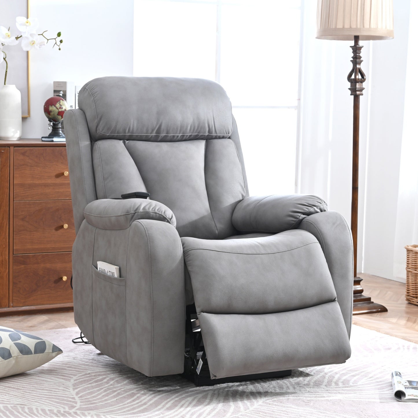 Fauteuil inclinable électrique gris clair pour personnes âgées, rembourré en polyester, avec poche latérale, accoudoirs coussinés et télécommande.