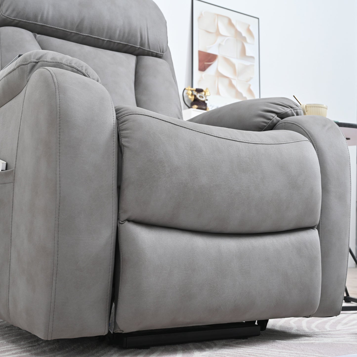 Fauteuil inclinable électrique gris clair pour personnes âgées, rembourré en polyester, avec poche latérale, accoudoirs coussinés et télécommande.