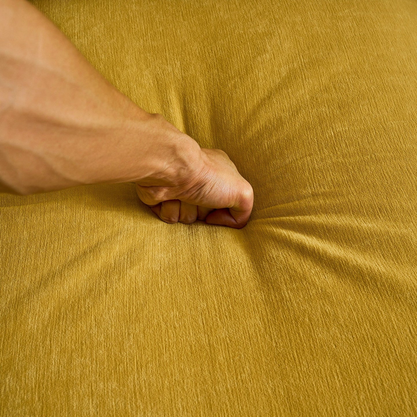 Canapé sectionnel moderne en velours en forme de L avec pieds en métal et dossier large pour salon et chambre à coucher