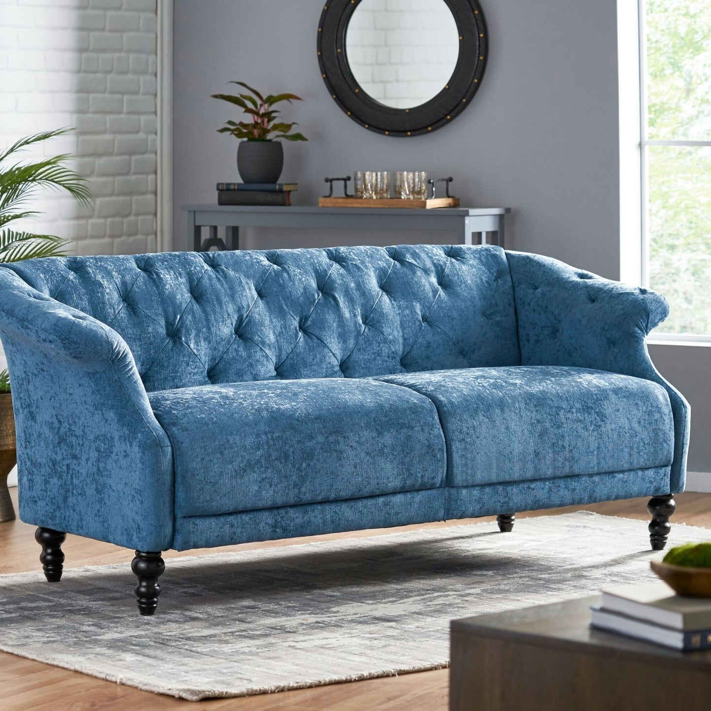 Canapé capitonné en velours bleu marine 75 avec accoudoirs évasés et assise profonde et pieds en bois pour le salon