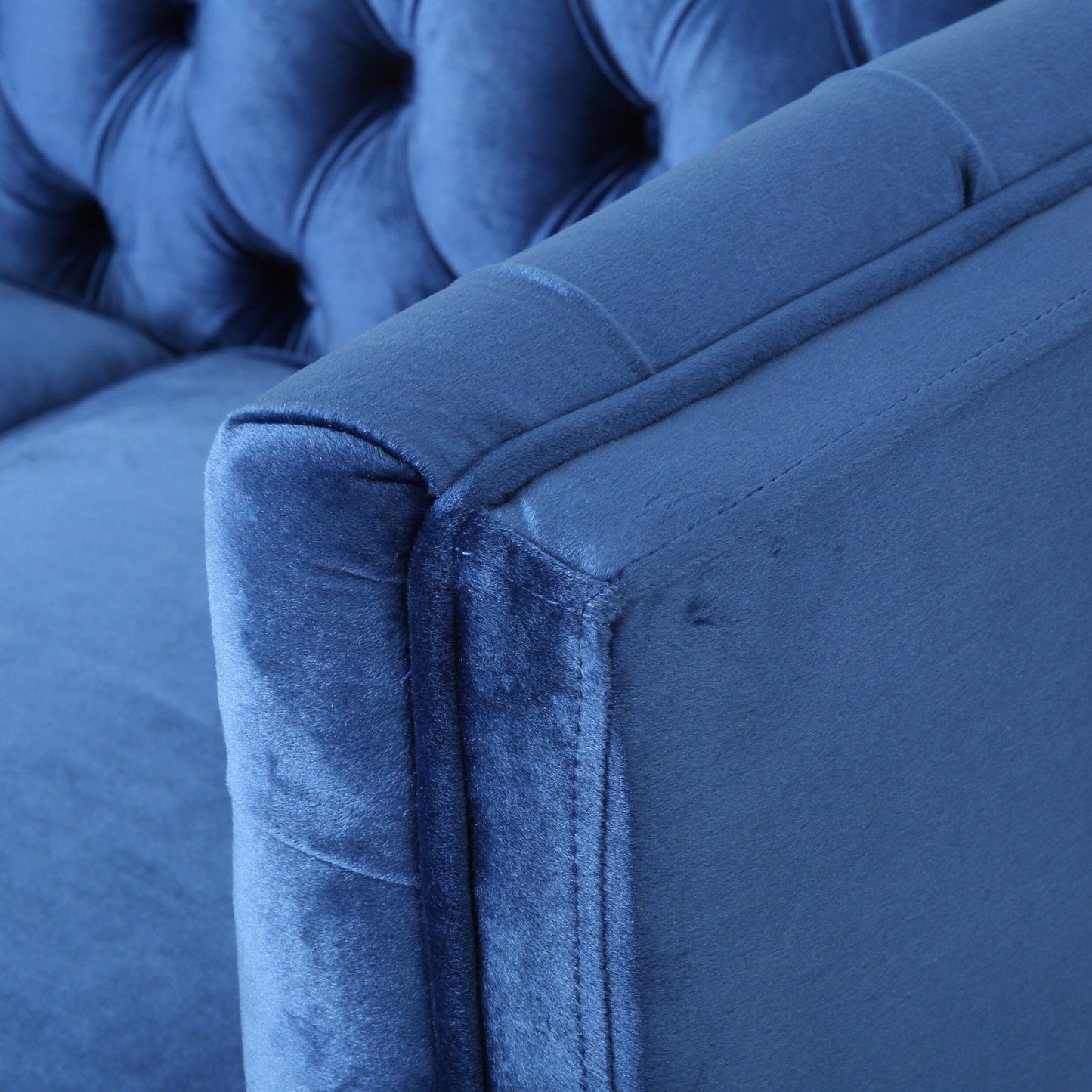 Canapé capitonné bleu marine moderne de 53,5 pouces avec pieds en bois pour le salon