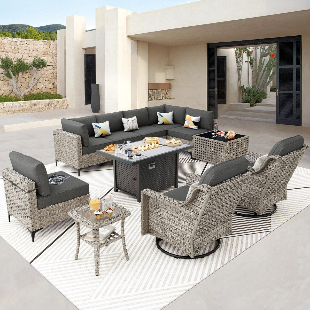 Ensemble de 11 chaises pivotantes d'extérieur en osier OVIOS avec table basse et foyer à énergie solaire
