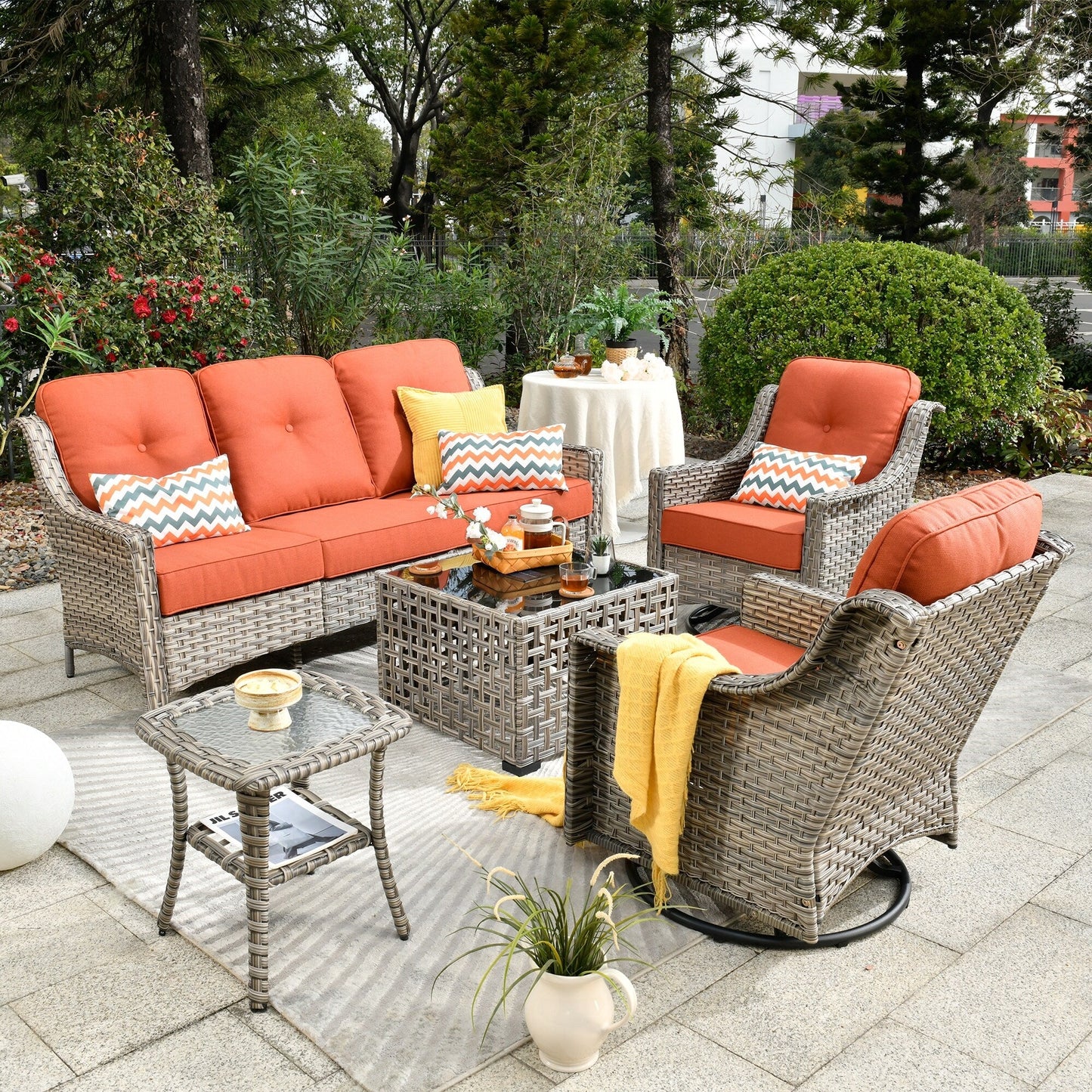 Ensemble de 5 chaises pivotantes d'extérieur en osier OVIOS avec table à énergie solaire