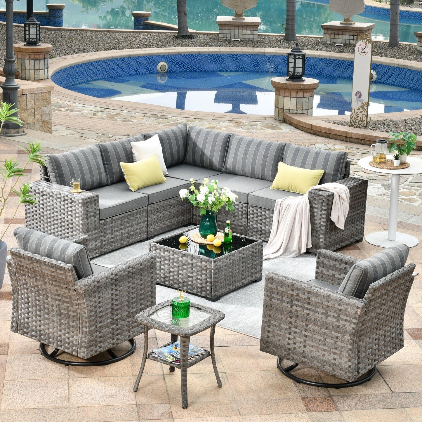 Ensemble de 9 chaises pivotantes à bascule en osier pour patio OVIOS avec tables à plateau en verre