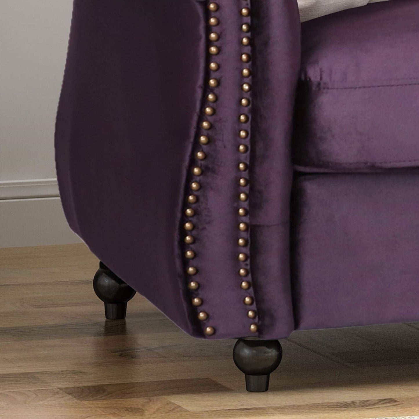 Canapé 3 places capitonné Chesterfield violet 84,75 avec têtes de clous et pieds en bois pour le salon