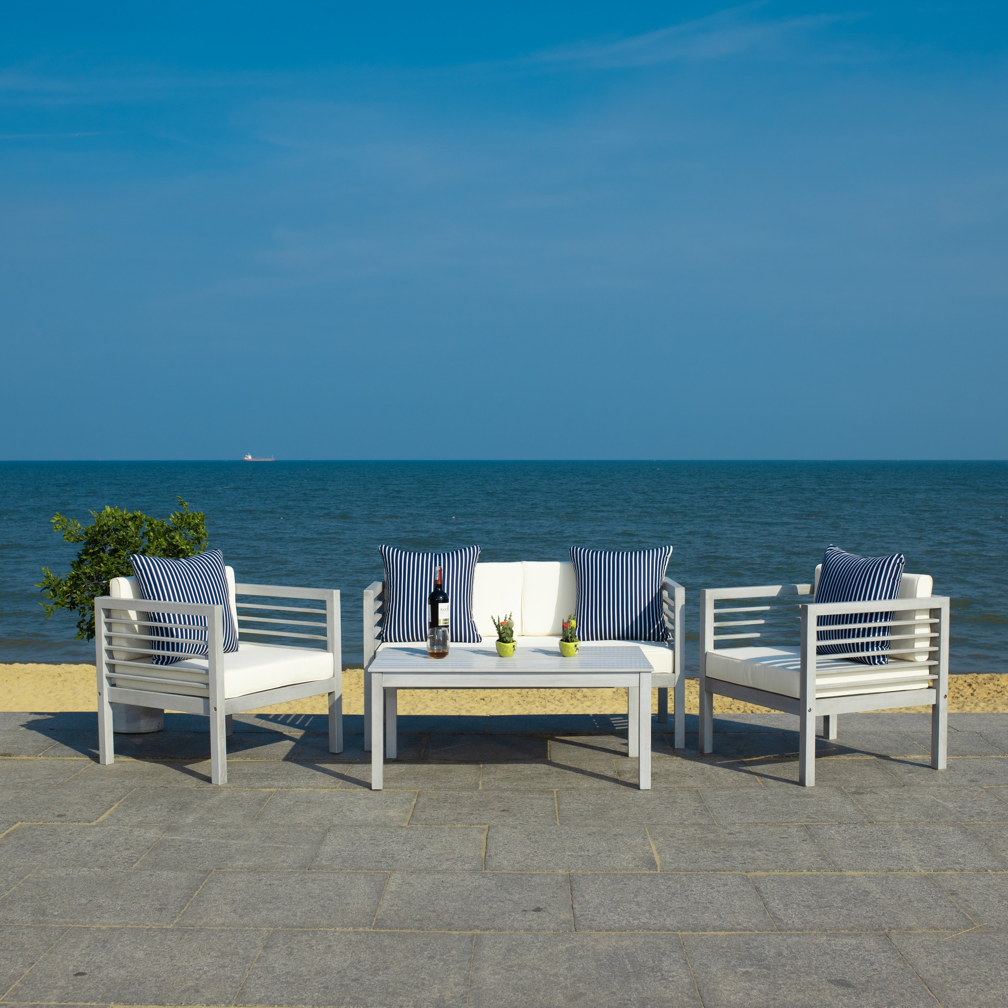 Ensemble de salon de jardin Alda 4 pièces SAFAVIEH avec coussins décoratifs – 51 L x 26 P x 26 H