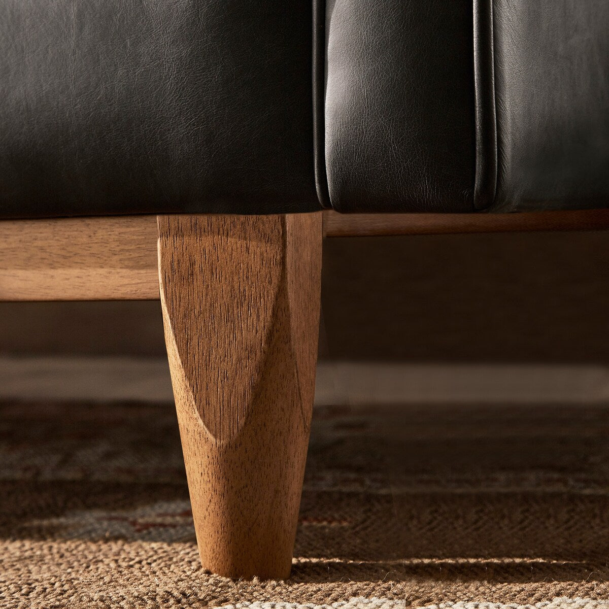 Canapé Tullio en cuir noir capitonné par iNSPIRE Q Modern