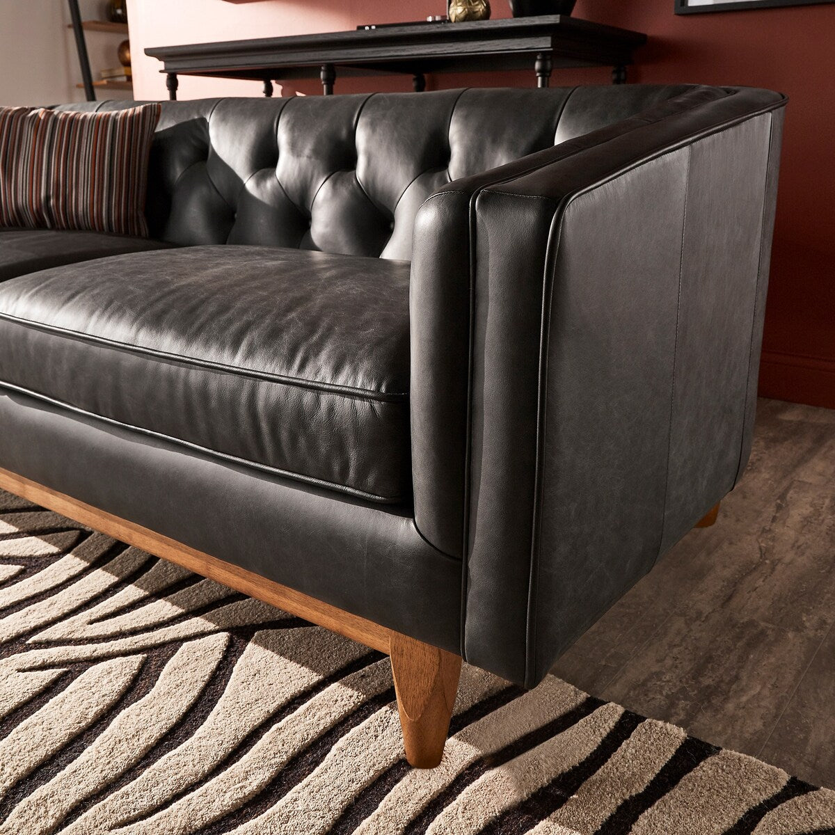 Canapé Tullio en cuir noir capitonné par iNSPIRE Q Modern