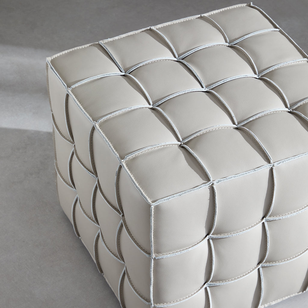 Pouf cube capitonné en cuir Monarch