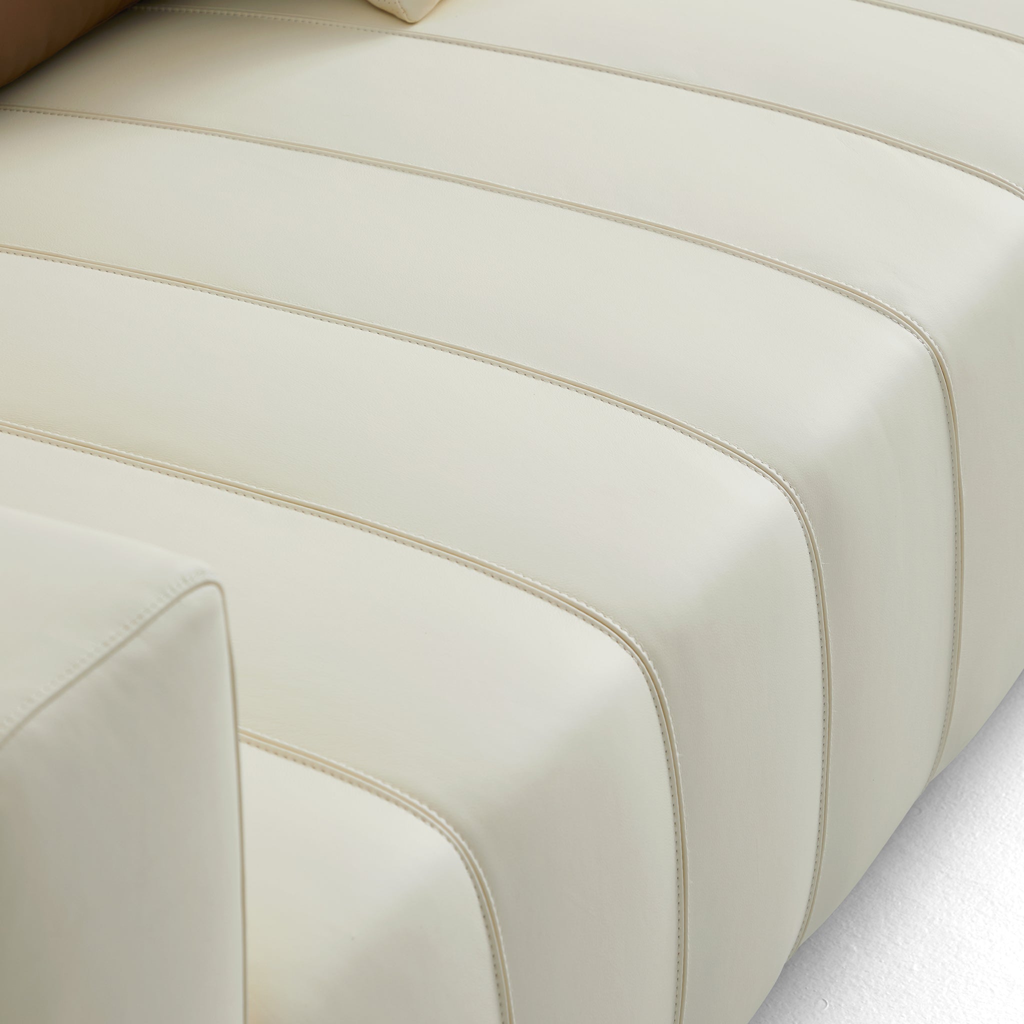 Canapé sectionnel en cuir en forme de L avec table basse