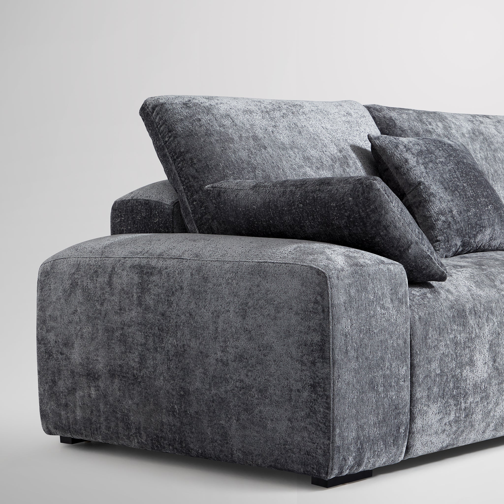 Le canapé et le pouf gris Empress