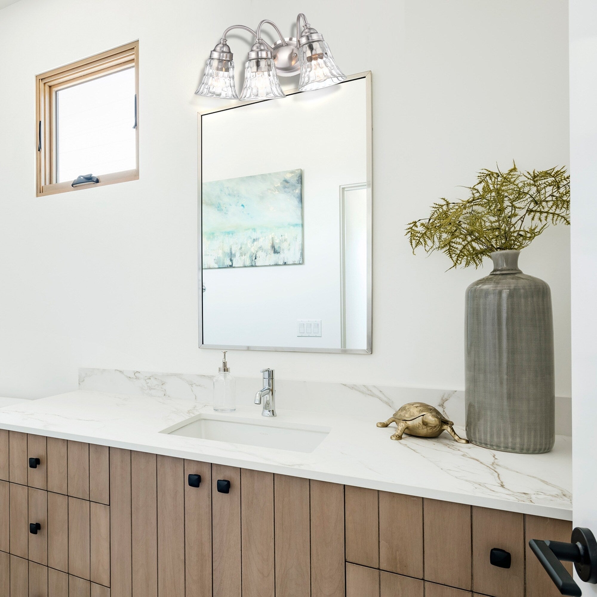 Applique de salle de bain à 3 lumières en nickel brossé avec abat-jour en verre trompette