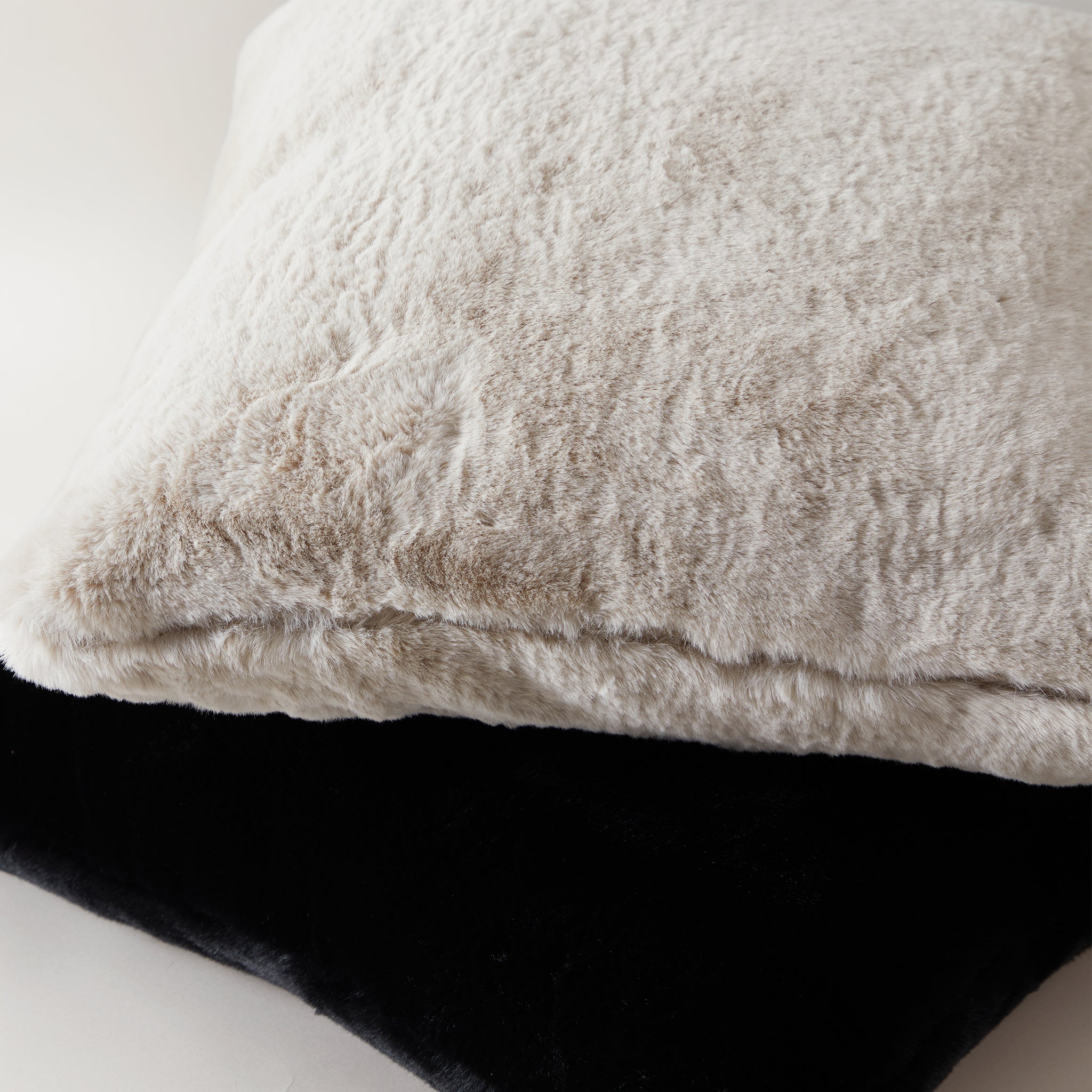 Coussin en fausse fourrure de luxe Belton