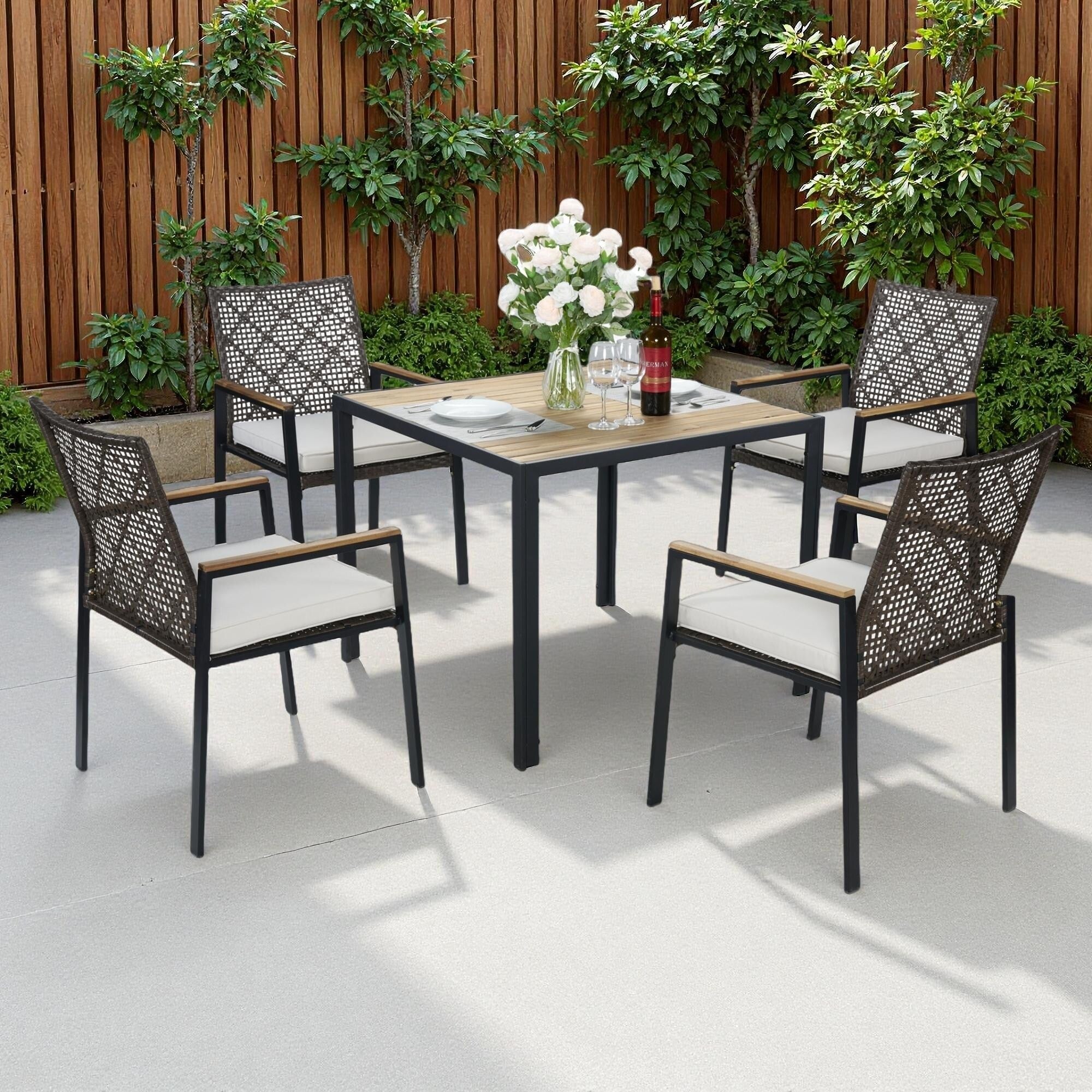 Ensemble de salle à manger d'extérieur en rotin 5 pièces avec chaises empilables, plateau de table en bois d'acacia de 35 po avec trou pour parasol