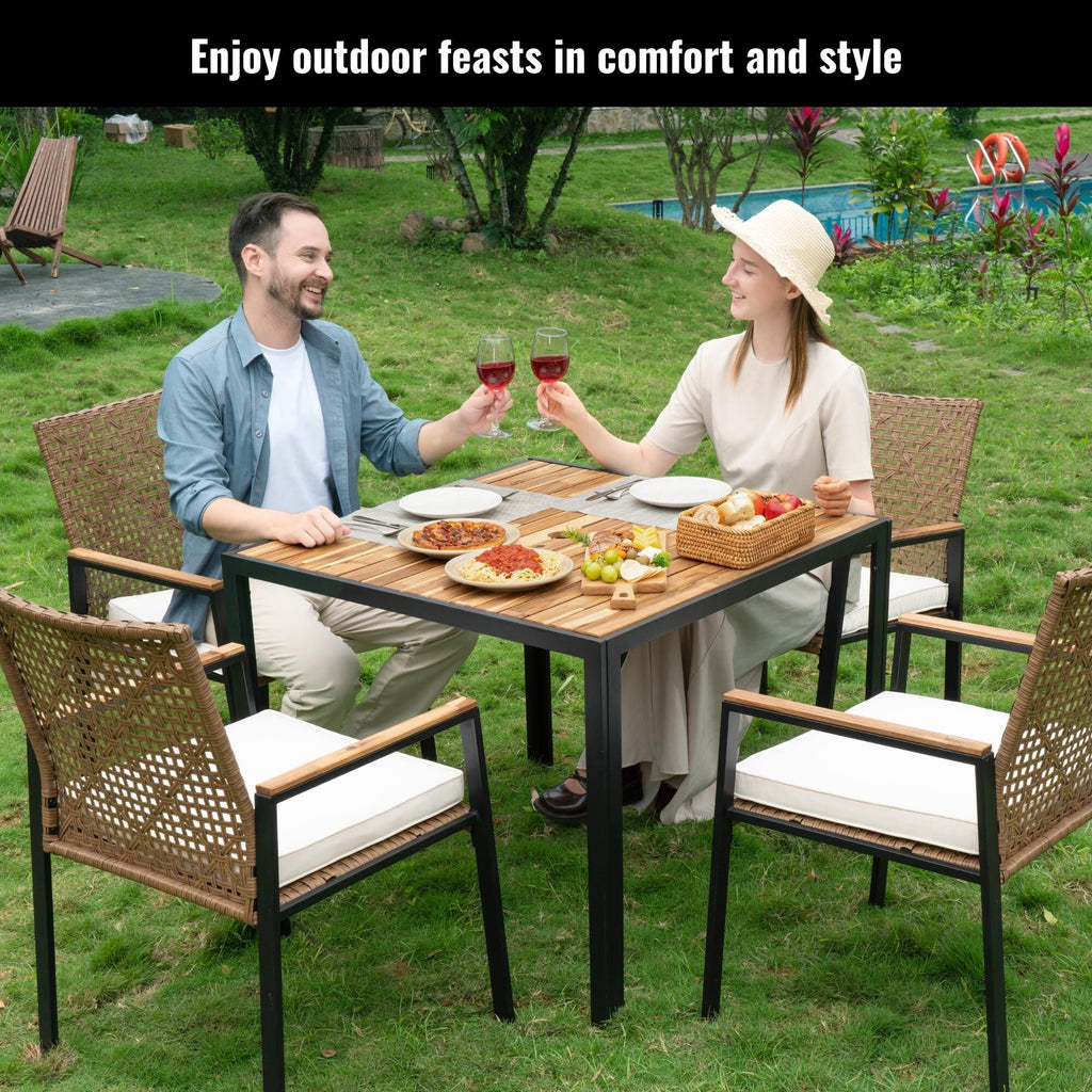 Ensemble de salle à manger d'extérieur en rotin 5 pièces avec chaises empilables, plateau de table en bois d'acacia de 35 po avec trou pour parasol