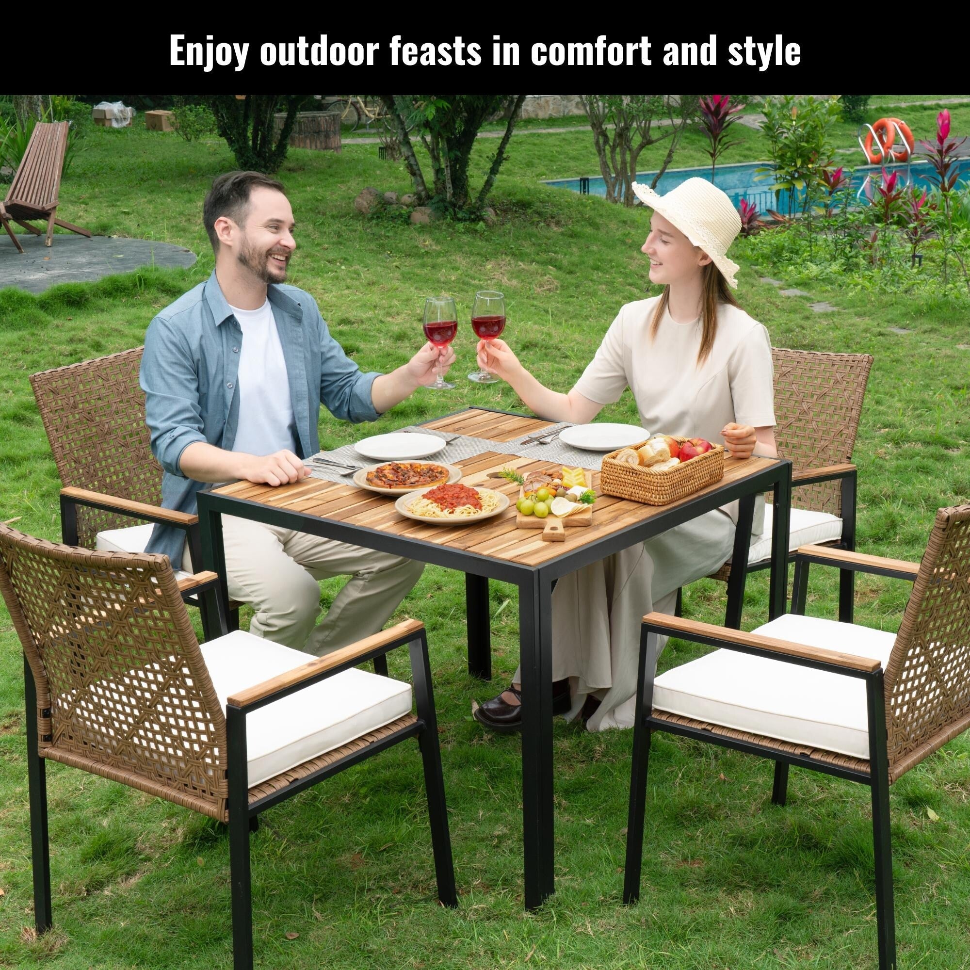 Ensemble de salle à manger d'extérieur en rotin 5 pièces avec chaises empilables, plateau de table en bois d'acacia de 35 po avec trou pour parasol