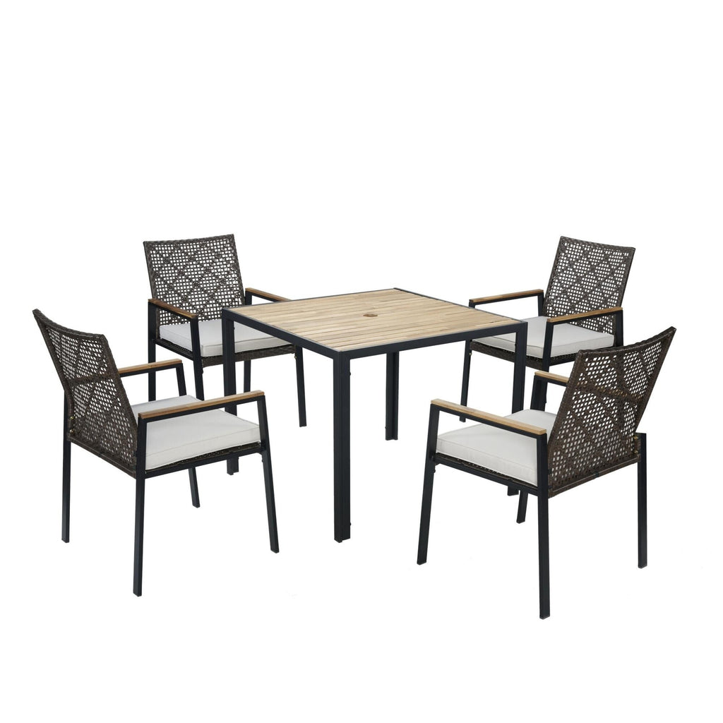 Ensemble de salle à manger d'extérieur en rotin 5 pièces avec chaises empilables, plateau de table en bois d'acacia de 35 po avec trou pour parasol