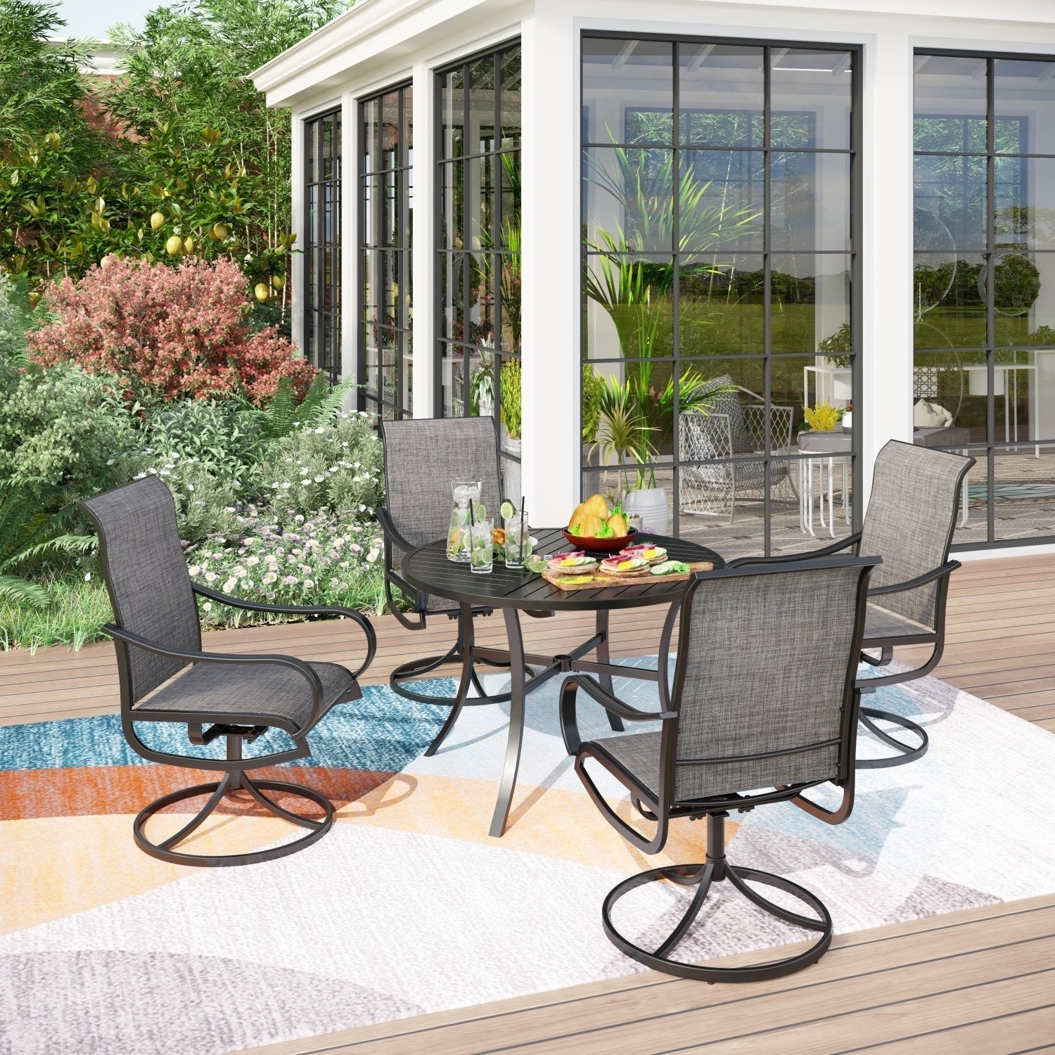 Ensemble de salle à manger de patio 5 pièces MAISON ARTS comprenant 4 chaises pivotantes en toile et 1 table à manger ronde avec revêtement électronique et trou pour parasol