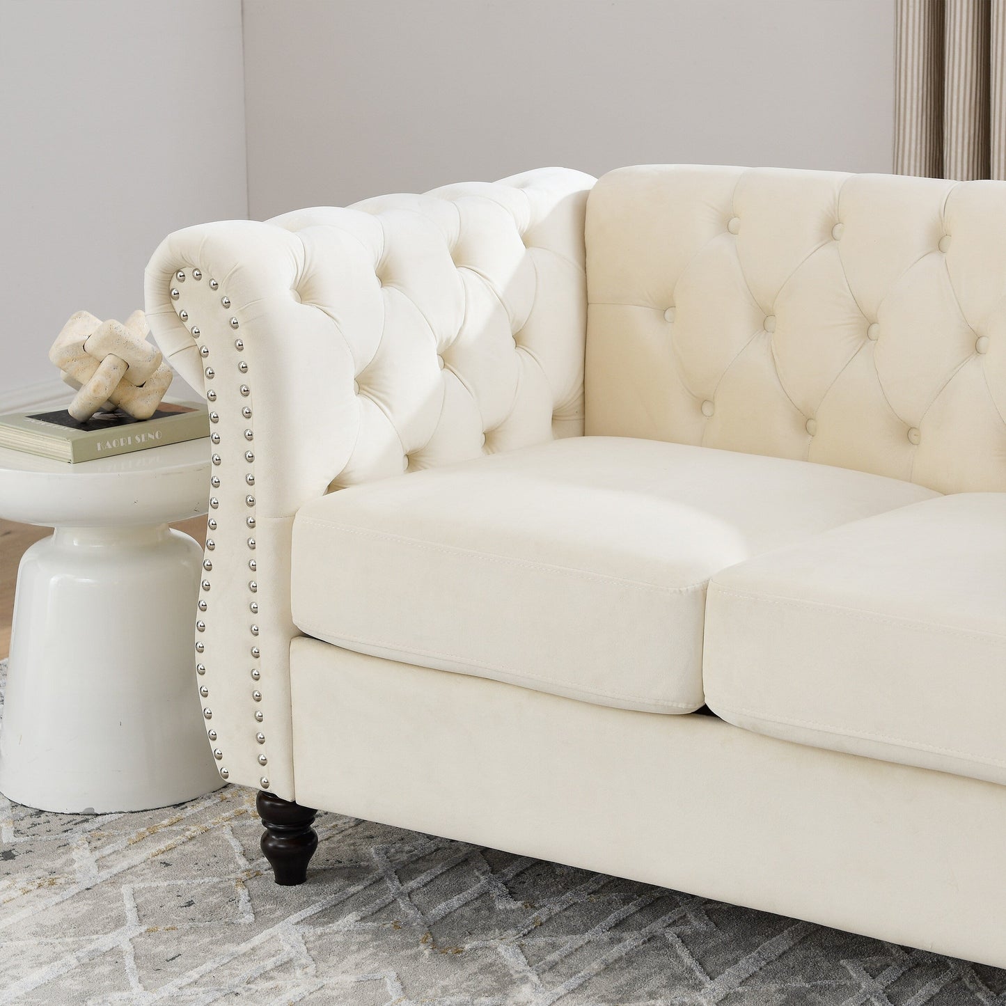 Canapé Chesterfield 2 places en velours 58,8 avec accoudoirs roulés, garniture cloutée et 2 coussins