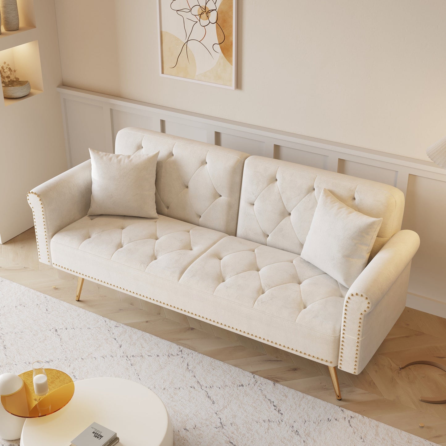 Canapé-lit en velours avec garniture cloutée et coussin décoratif