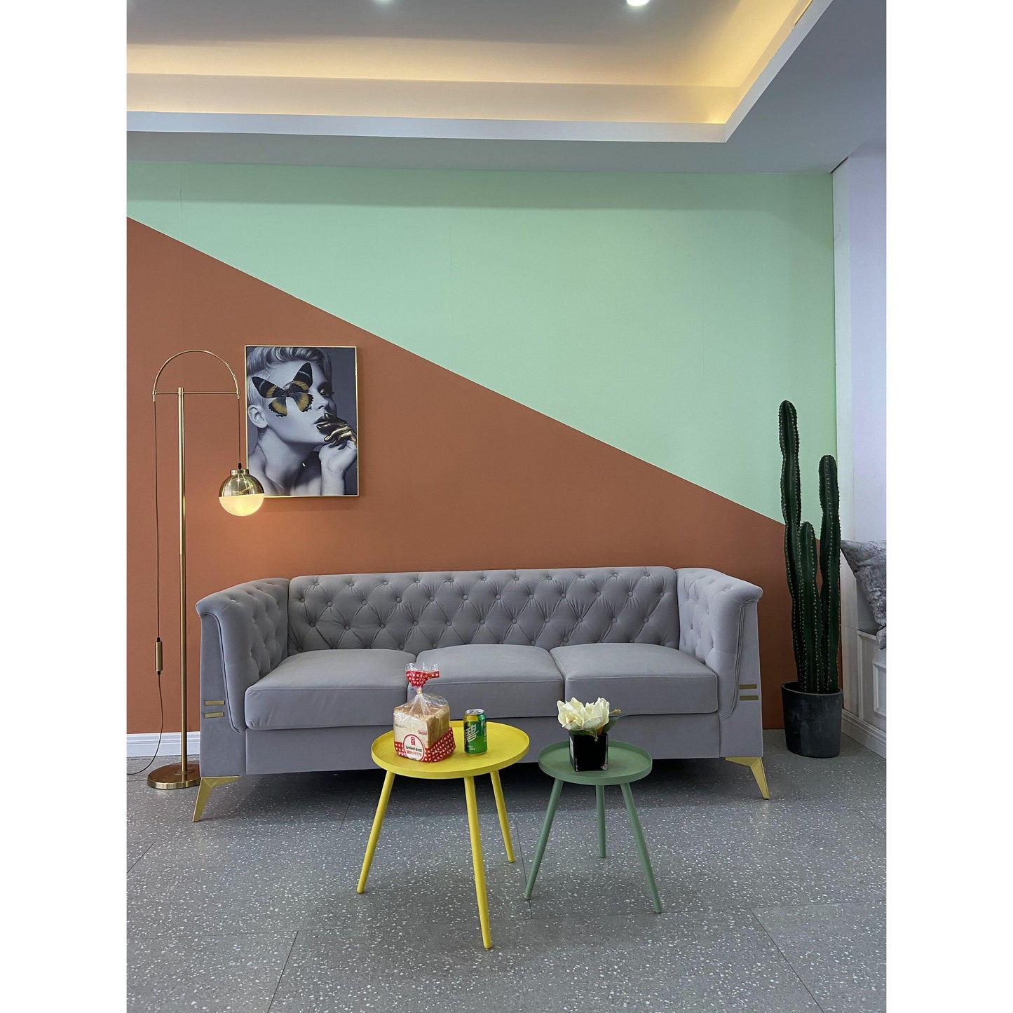 Canapé Chesterfield 3 places en velours de 82 pouces avec pieds en métal doré, rembourrage en éponge à rebond élevé et coussins amovibles