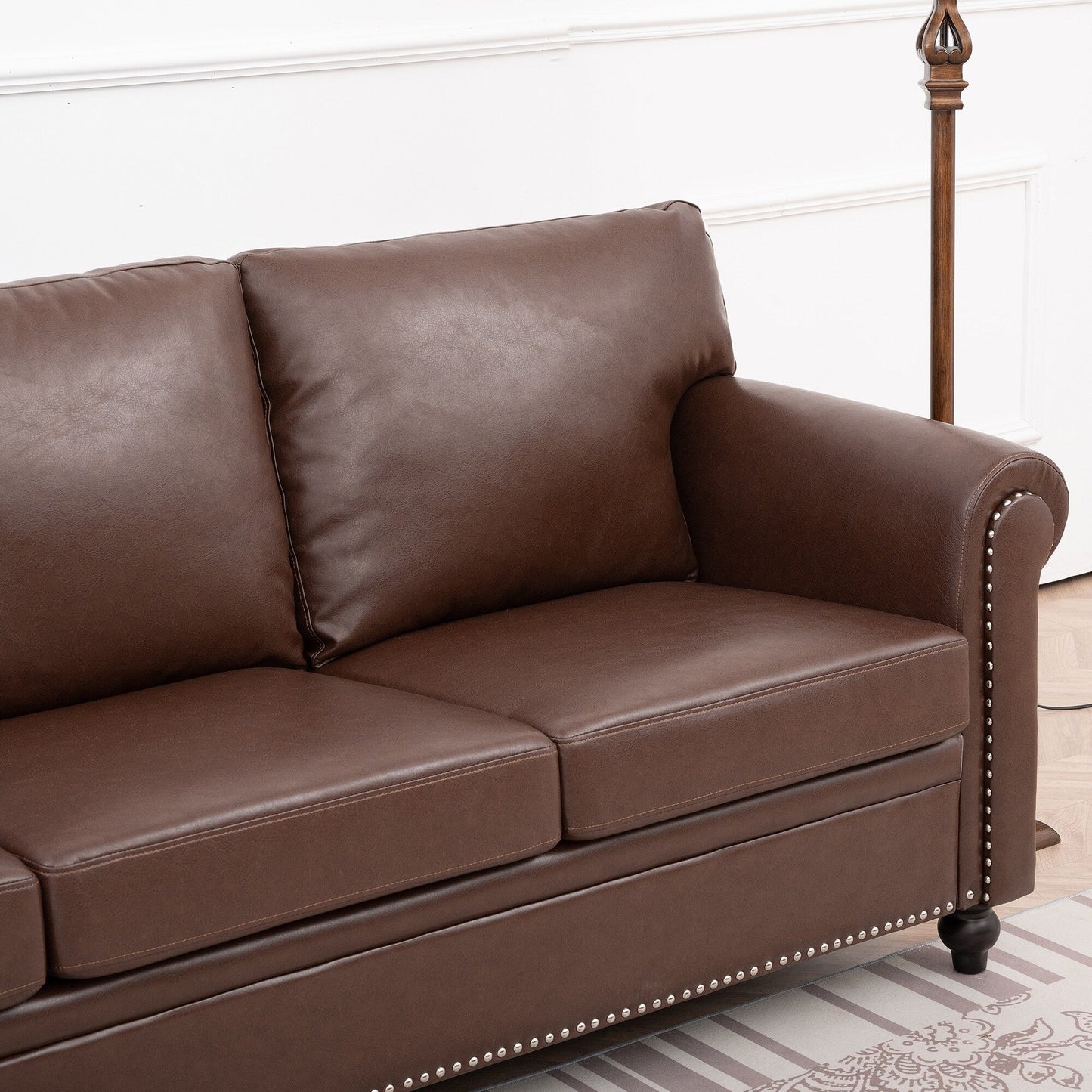 Canapé 3 places en tissu à accoudoirs enroulables, assise à ressorts ensachés, dossier en mousse PP et structure en bois massif (83,86 €)