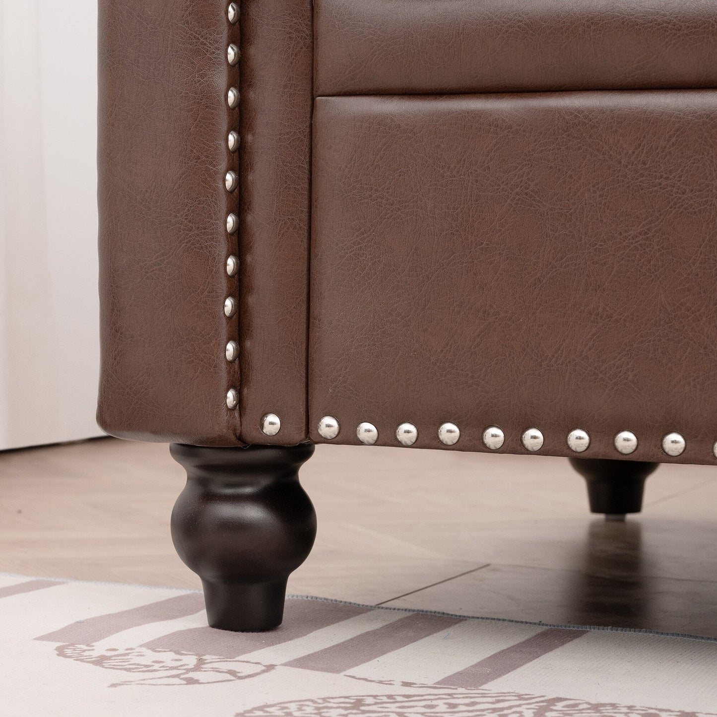 Canapé 3 places en tissu à accoudoirs enroulables, assise à ressorts ensachés, dossier en mousse PP et structure en bois massif (83,86 €)