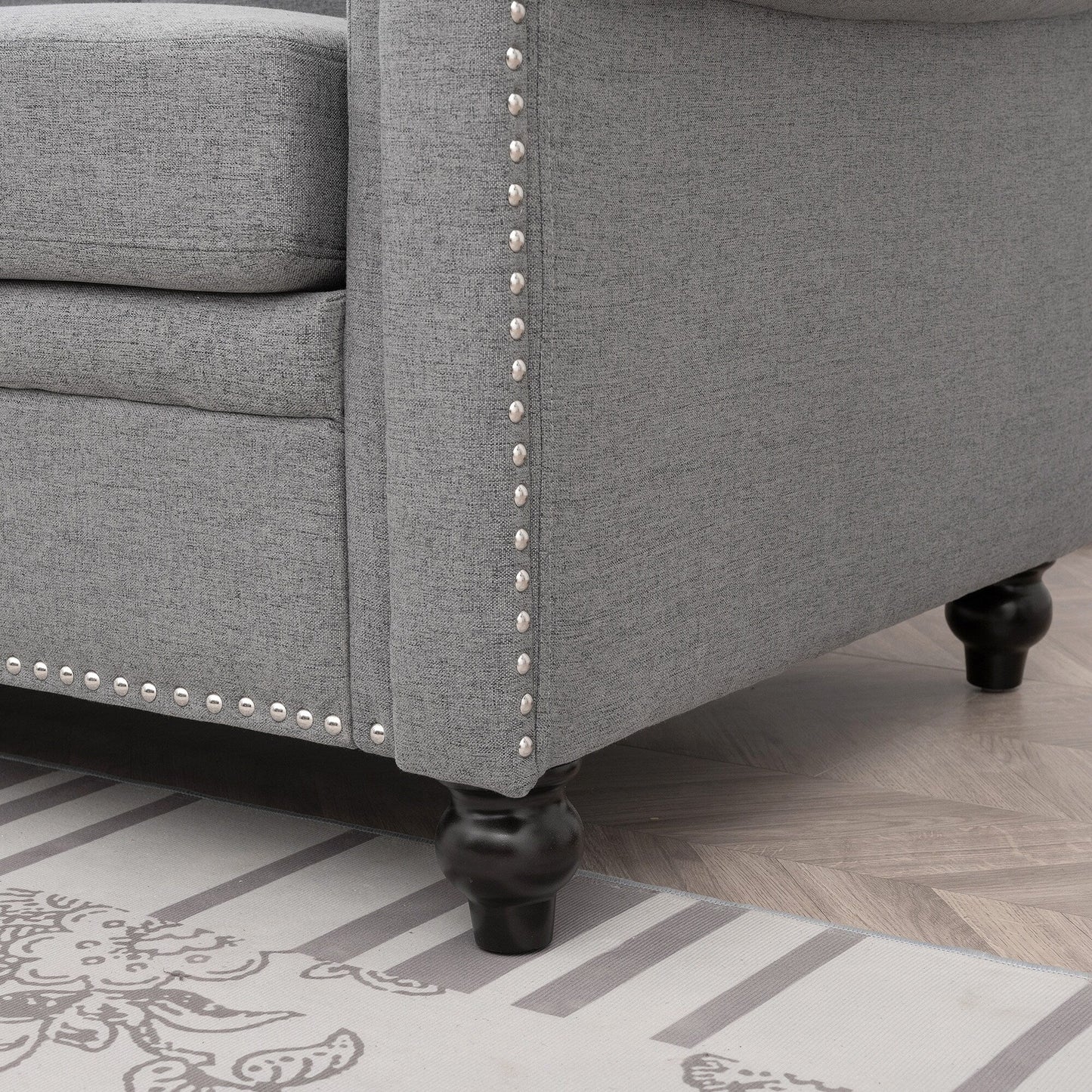 Canapé 3 places en tissu à accoudoirs enroulables, assise à ressorts ensachés, dossier en mousse PP et structure en bois massif (83,86 €)