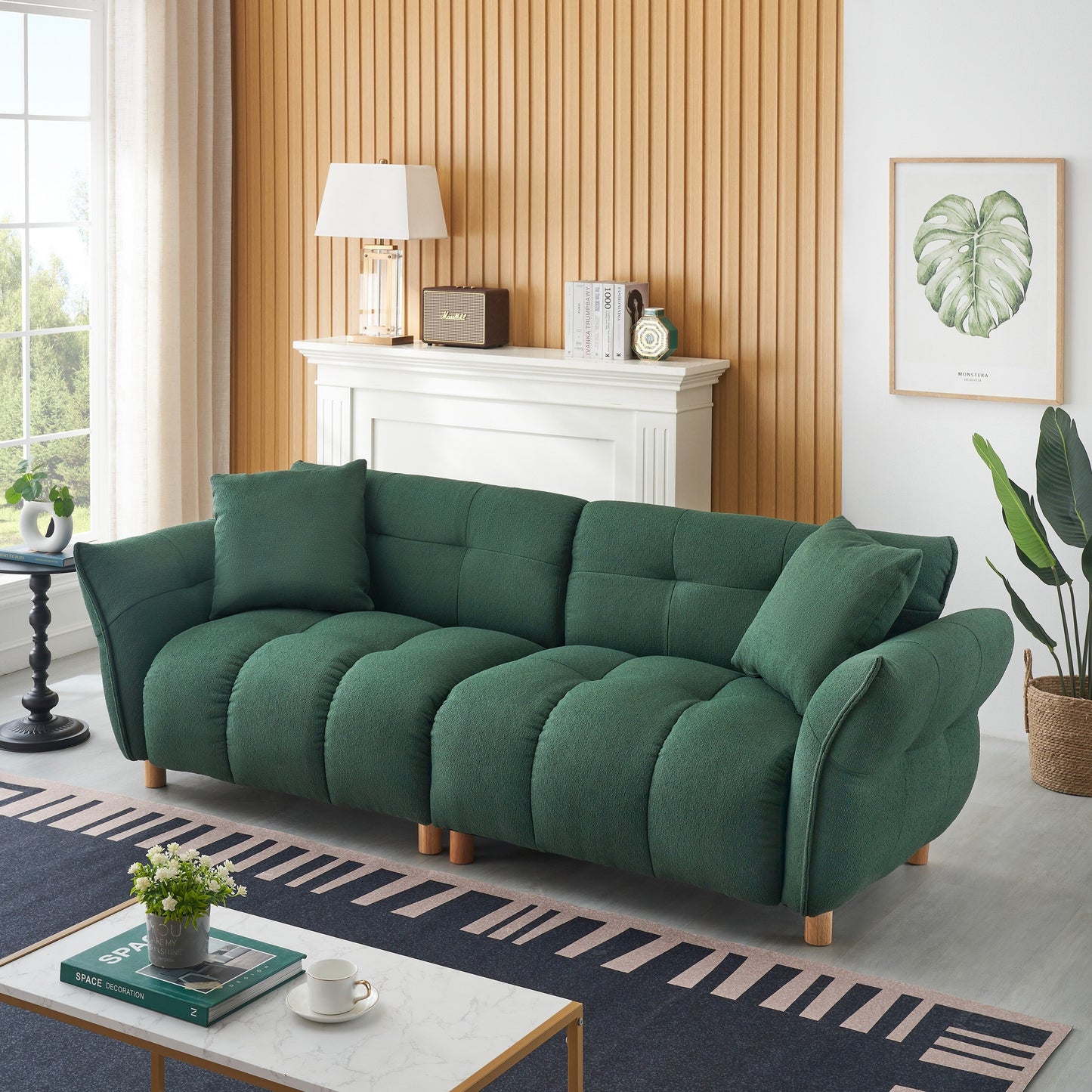 Canapé Teddy de 93,70 pouces de long, avec deux coussins assortis et trois sièges spacieux et confortables.