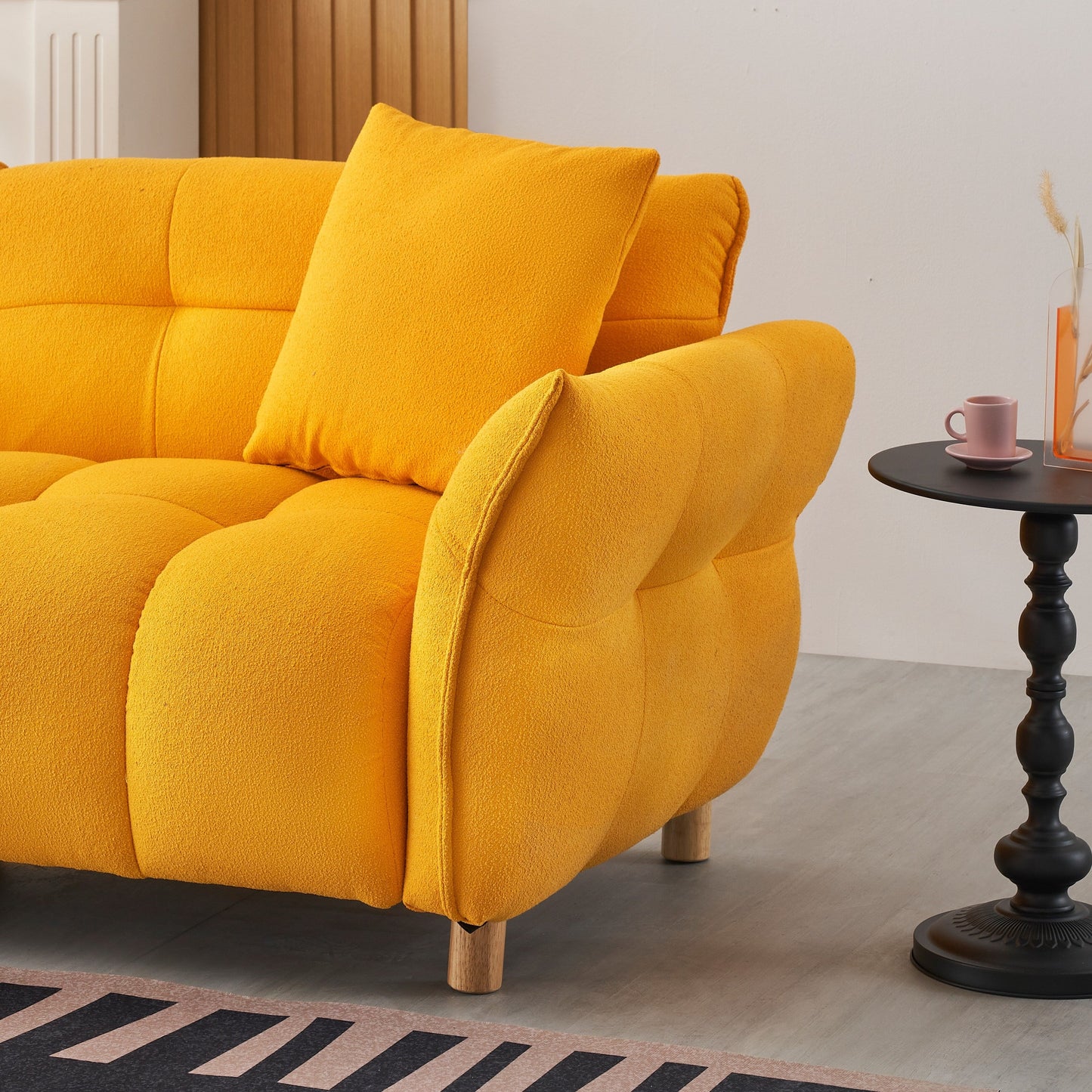 Canapé Teddy en tissu de 93,70 pouces de long, avec deux oreillers assortis et trois sièges spacieux et confortables