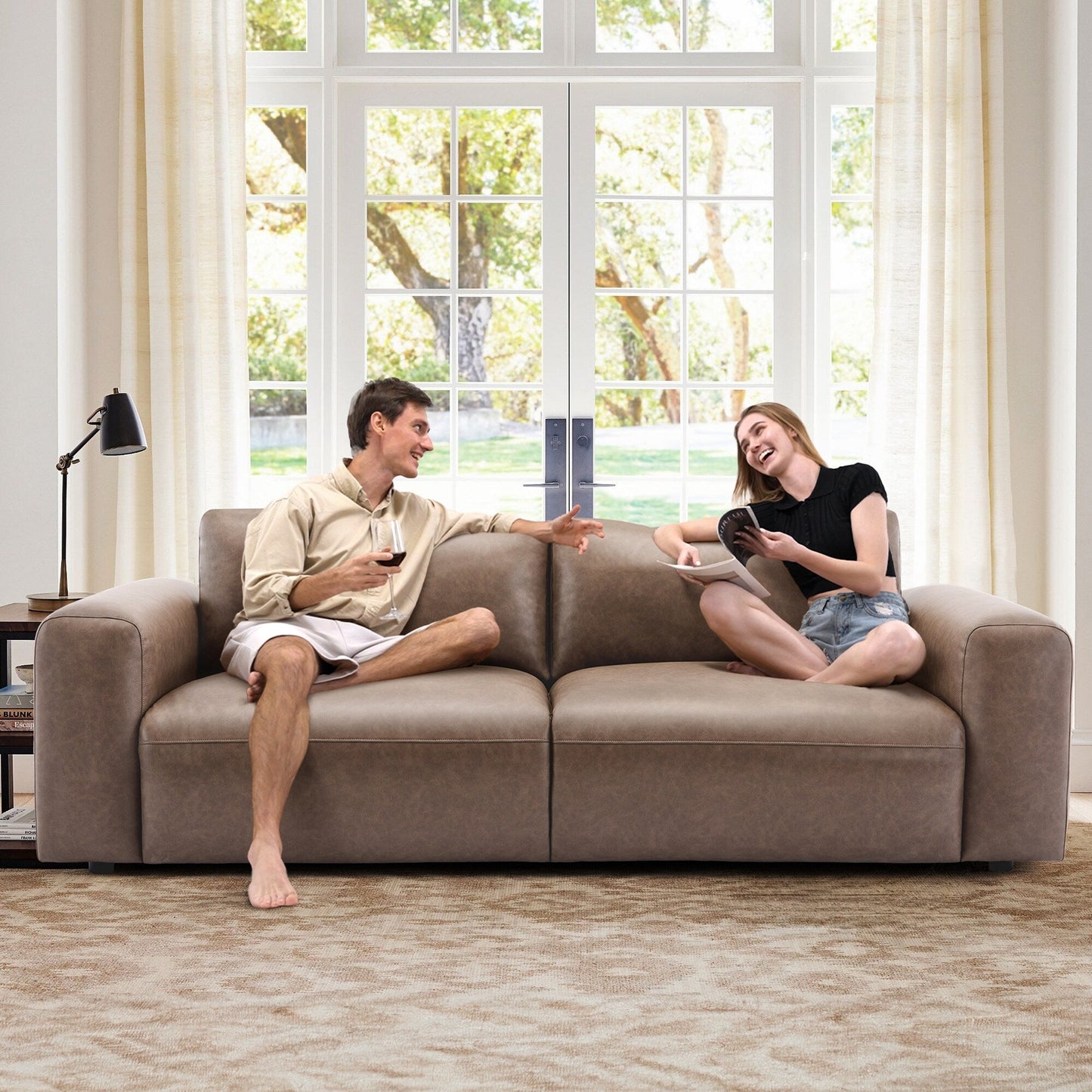 Canapé 3 places surdimensionné 95 cm - Assises extra profondes et accoudoirs larges, canapé en cuir PU garni de duvet pour salon et appartement