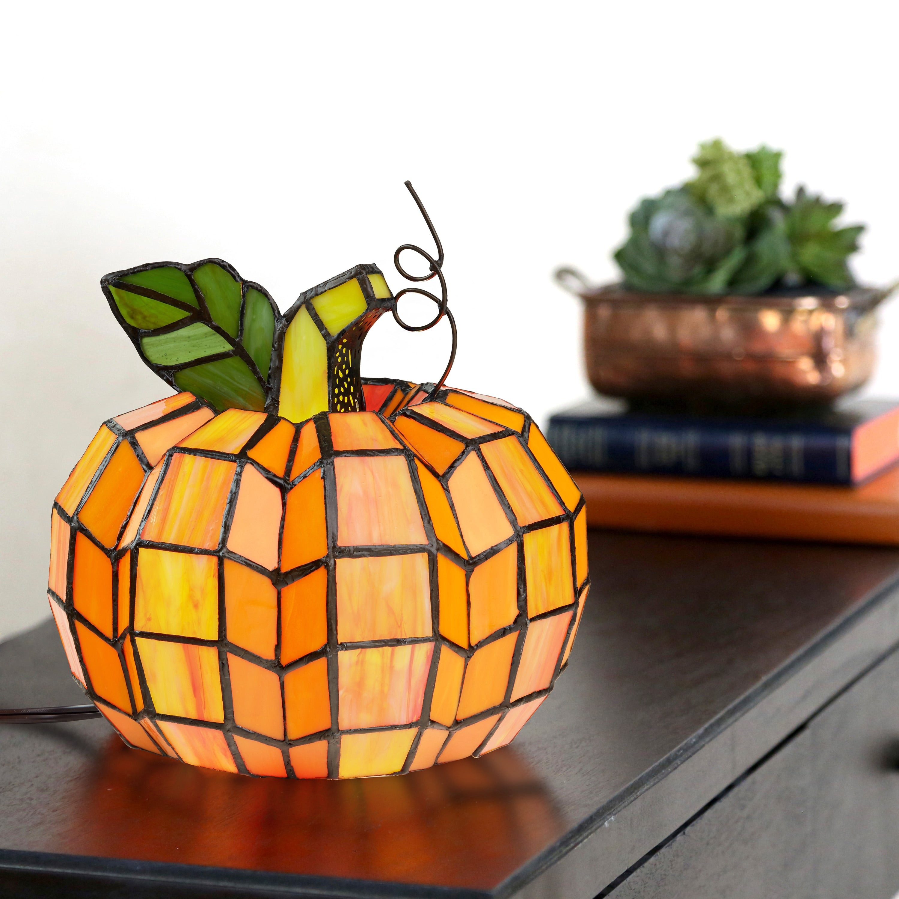 Lampe d'appoint en vitrail Patch the Pumpkin 9 H - 8,25 L x 8,25 l x 9 H