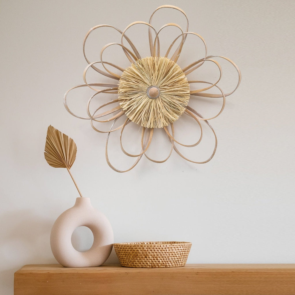 Décoration murale en raphia tricoté à la main avec des fleurs en bois de style ferme Adeco