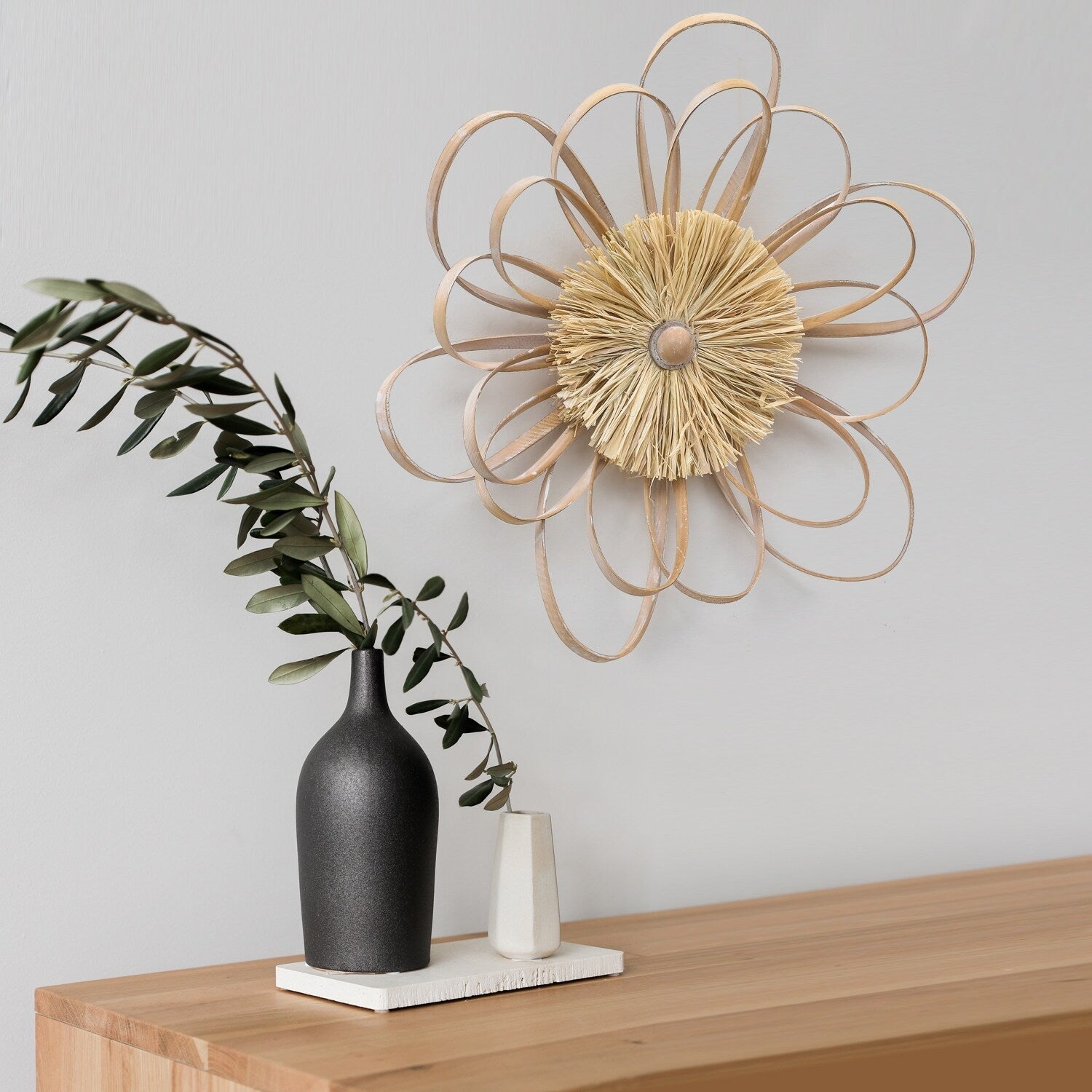 Décoration murale en raphia tricoté à la main avec des fleurs en bois de style ferme Adeco