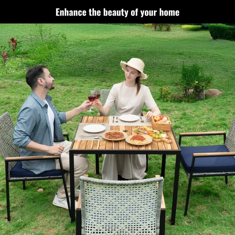 Ensemble de salle à manger de patio 5 pièces toutes saisons, plateau en bois d'acacia avec trou pour parasol, ensemble de conversation d'extérieur en rotin