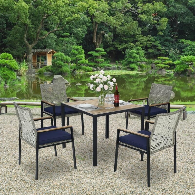 Ensemble de salle à manger de patio 5 pièces toutes saisons, plateau en bois d'acacia avec trou pour parasol, ensemble de conversation d'extérieur en rotin