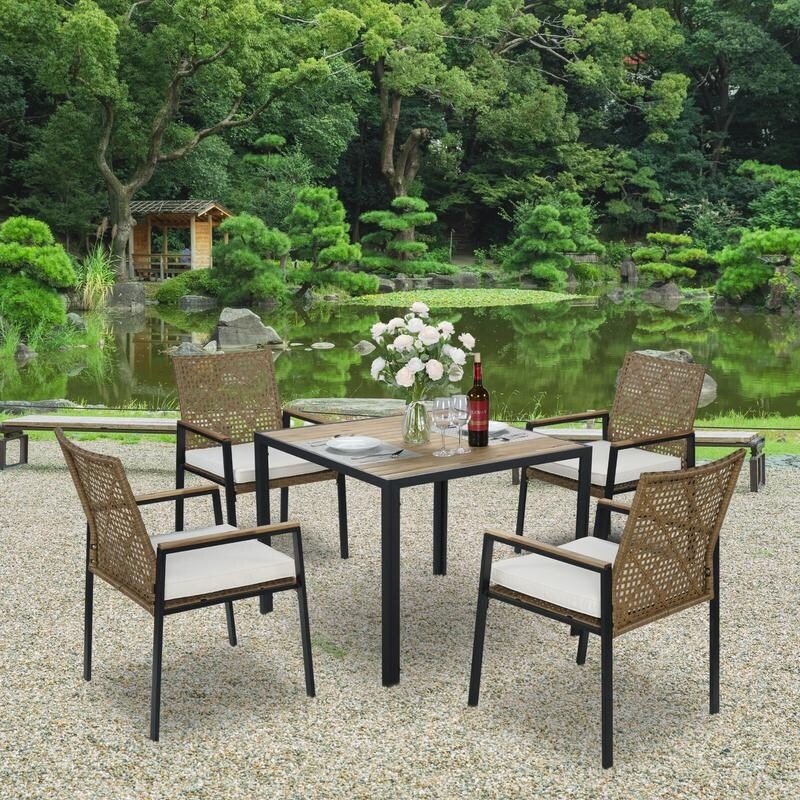 Ensemble de salle à manger de patio 5 pièces toutes saisons, plateau en bois d'acacia avec trou pour parasol, ensemble de conversation d'extérieur en rotin