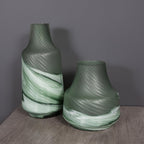 Vase décoratif contemporain en verre tourbillonnant vert givré Allan Andrews