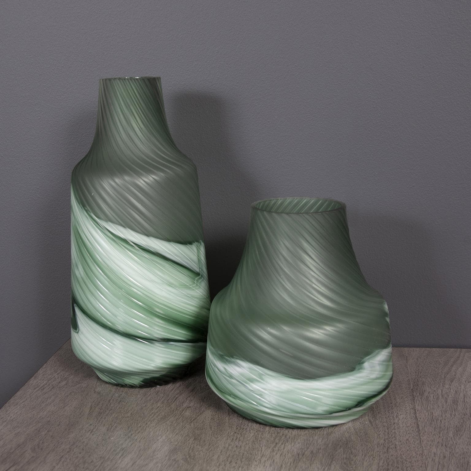 Vase décoratif contemporain en verre tourbillonnant vert givré Allan Andrews