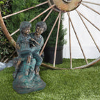 Statue d'une fille et d'un garçon lisant ensemble