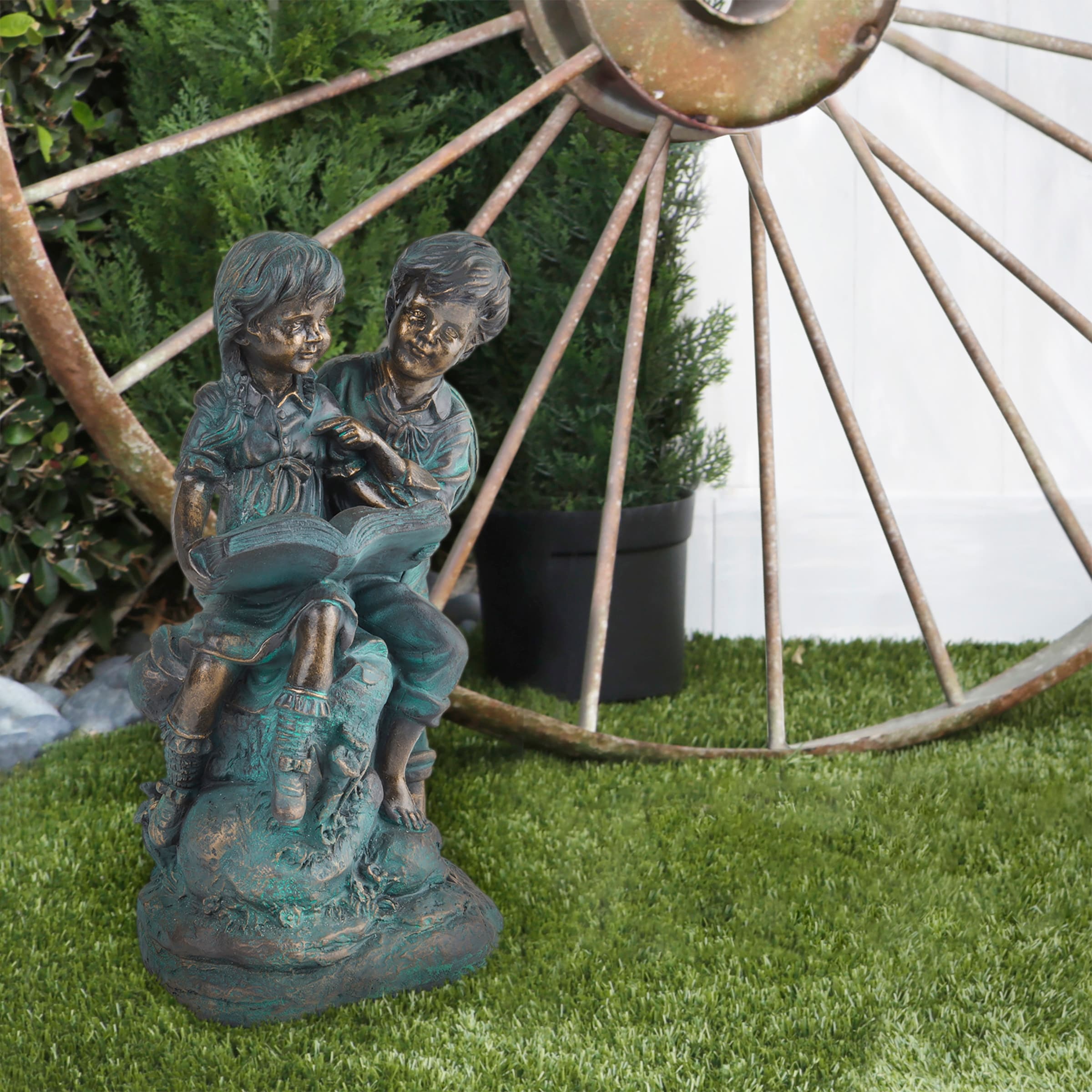 Statue d'une fille et d'un garçon lisant ensemble