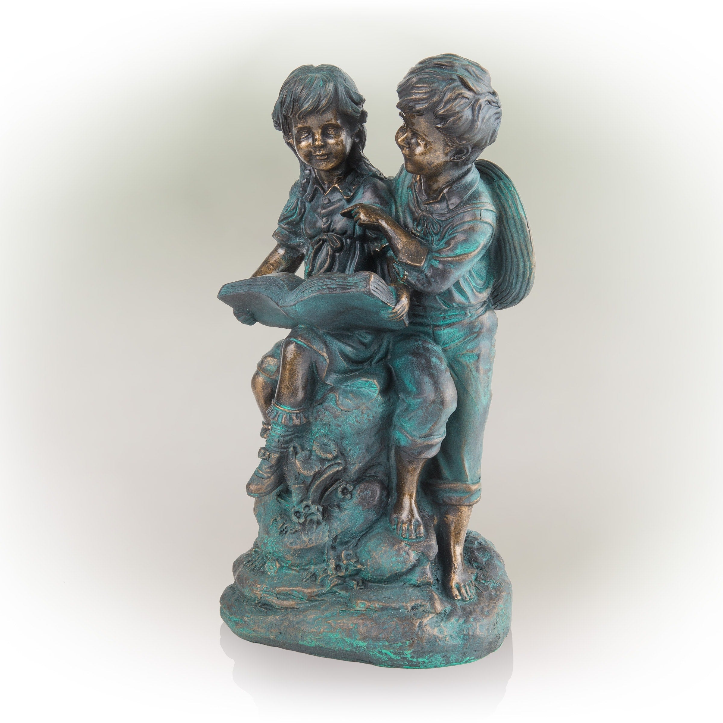 Statue d'une fille et d'un garçon lisant ensemble